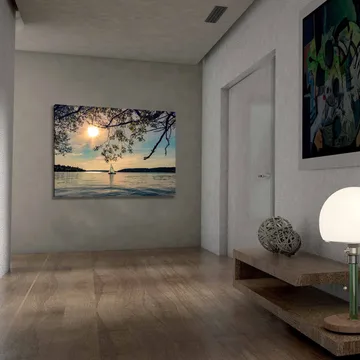 Canvastavla 70x100 cm - Segelbåt glider fram över en spegelblanka sjö under en solig himmel - Blå / Grön / Gul - Products - Inredning - Tavlor & posters - Canvastavla