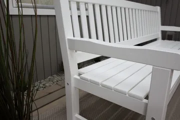 Rimforsa Trädgårdssoffa - Vitlaserad Furu - Products - Utemöbler & utemiljö - Utesoffa - Trädgårdssoffa