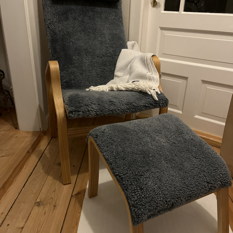 Kundenbild Svea Sessel mit Fußhocker - graues Schafsfell / geölte Eiche