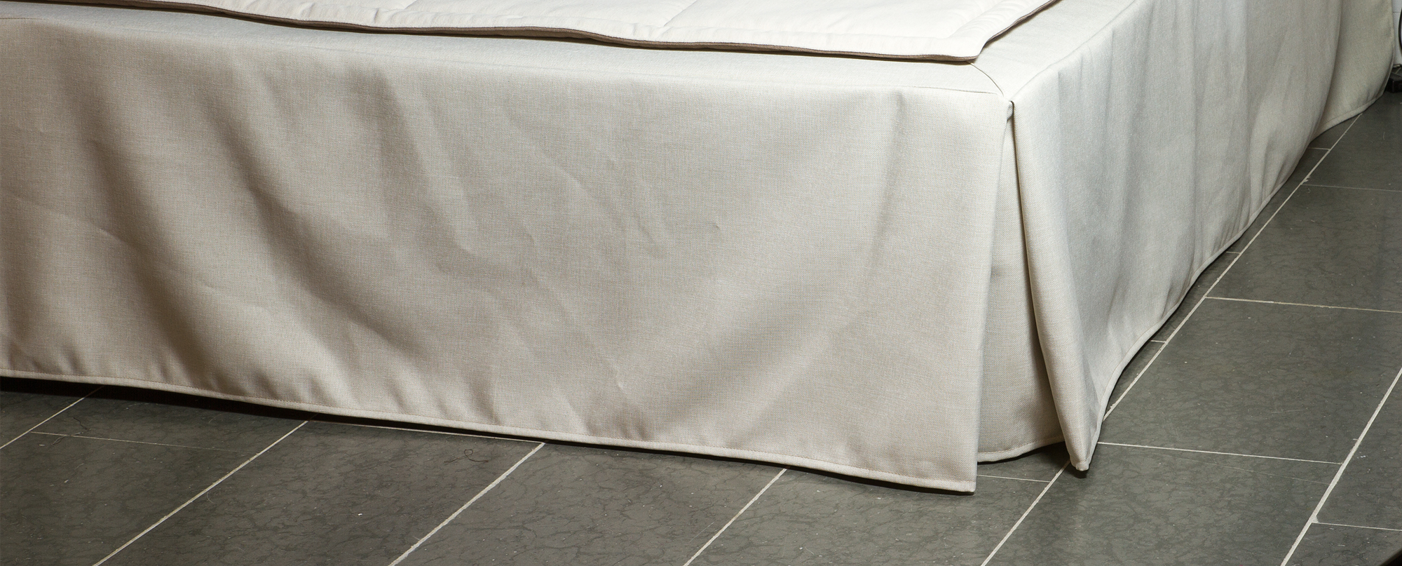 Bettvolant 40 cm hoch - Wählen Sie Ihre Farbe und Maße Bettvolant 40 cm hoch - Wählen Sie Ihre Farbe und Maße