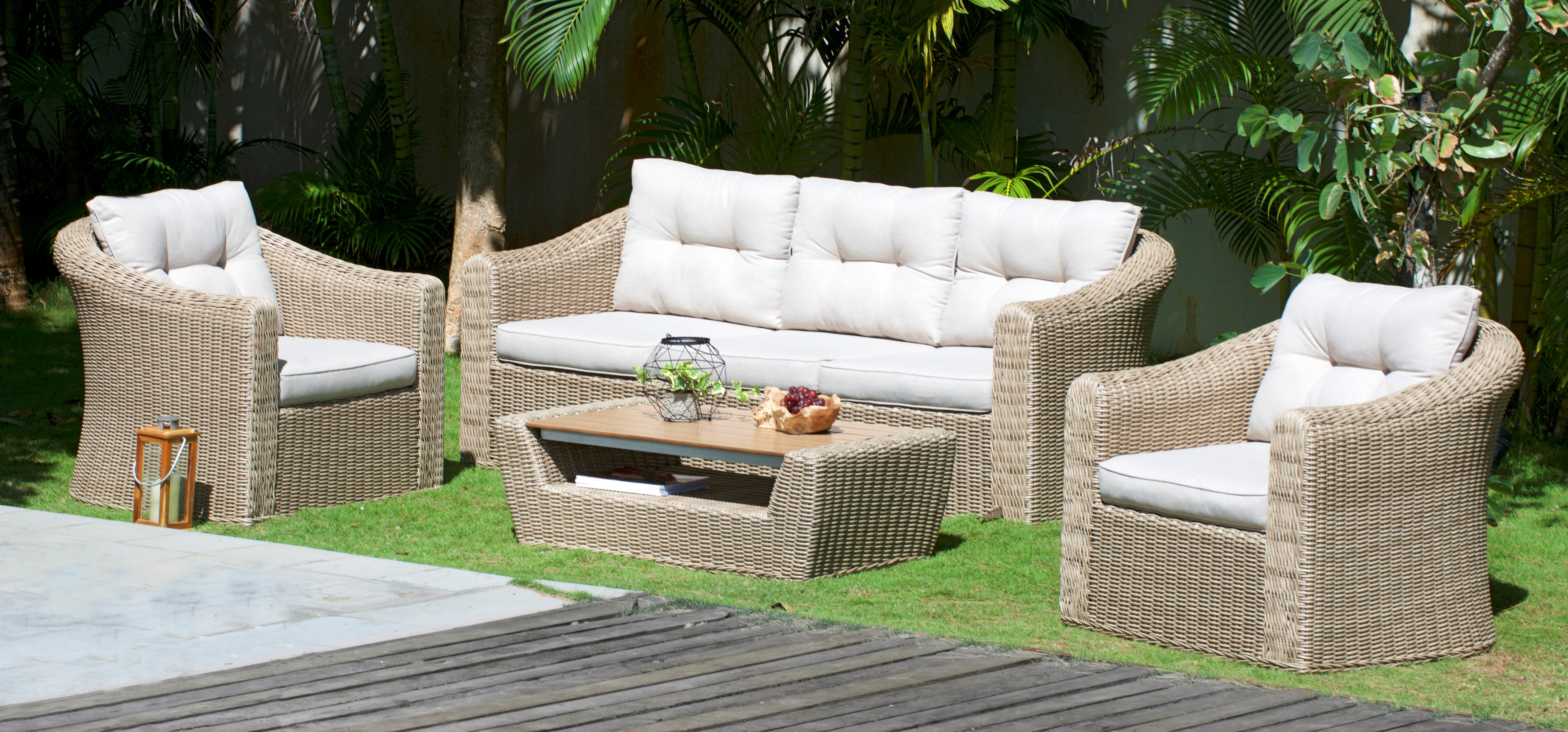 Luxus-Outdoor-Gruppe mit hellen Kissen - St. Tropez