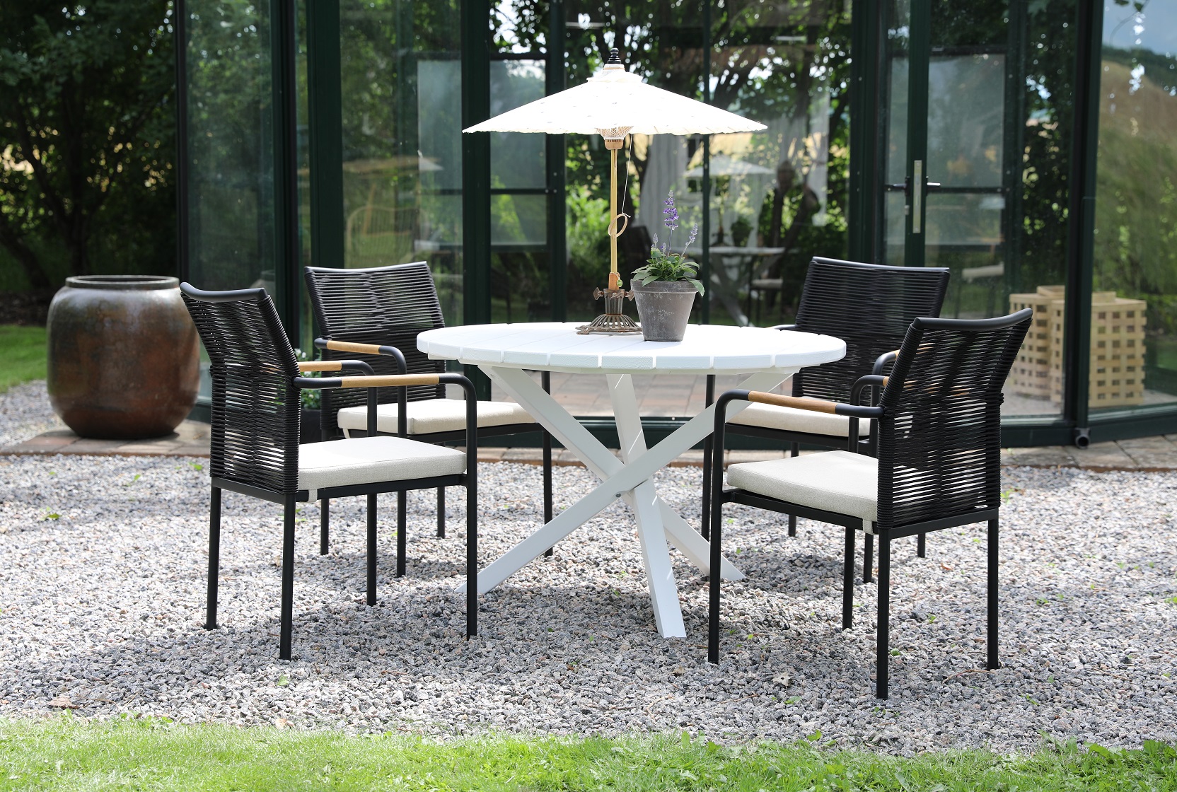Scottsdale Outdoor-Essgruppe runder Tisch mit 4 Skan�r-Sesseln - Schwarz/Beige/Wei�