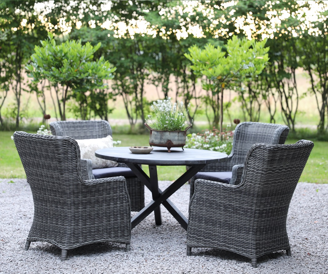 Esstischgruppe Mercury: Runder Scottsdale-Tisch in Shabby-Chic-Grau inklusive 4 Jacksonville-Sesseln aus grauem Kunstrattan + M�belreinigung