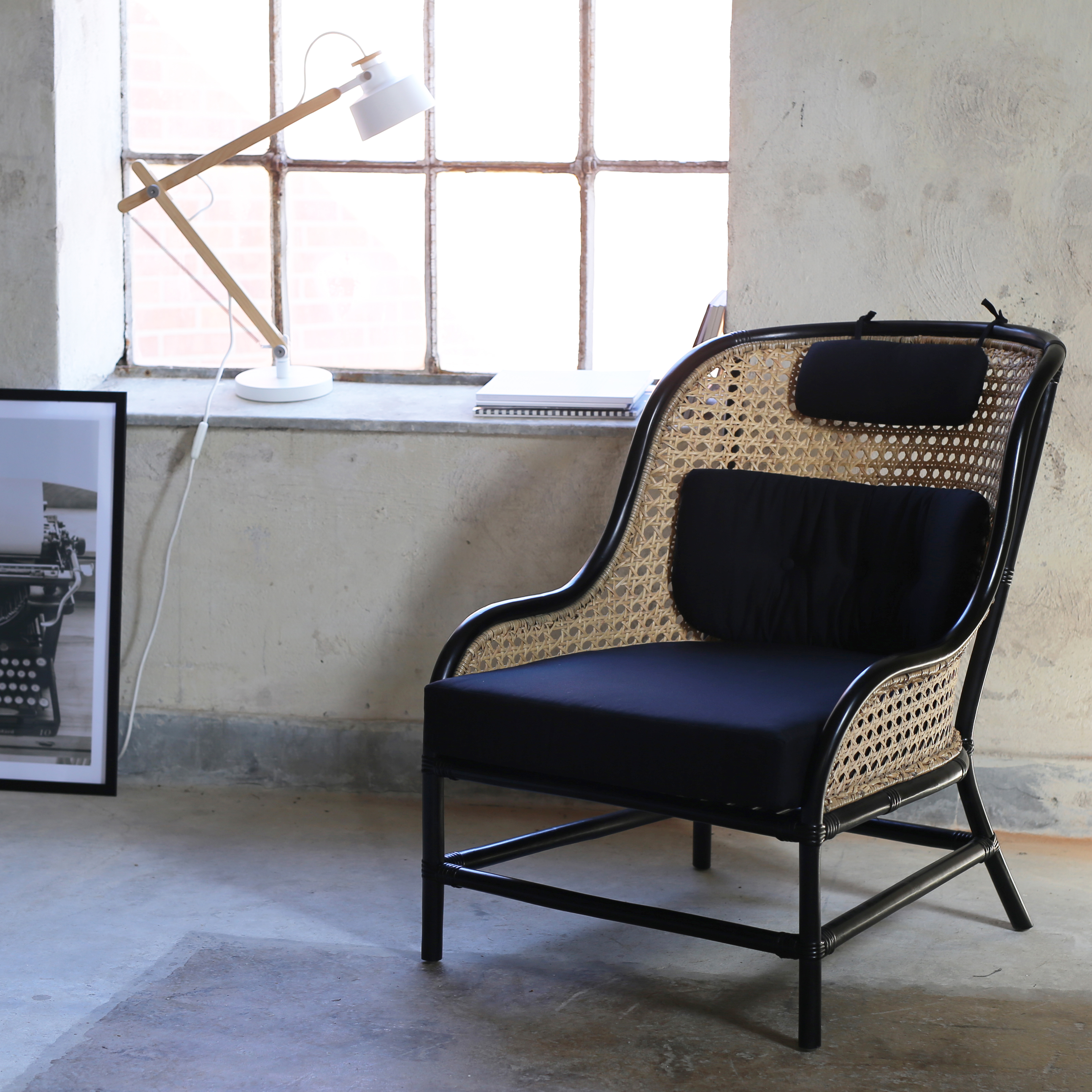 Anton schwarzer Sessel aus Rattan