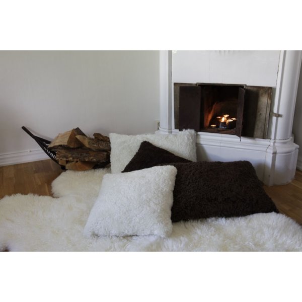 Lockiger Kissenbezug aus Schaffell in Braun