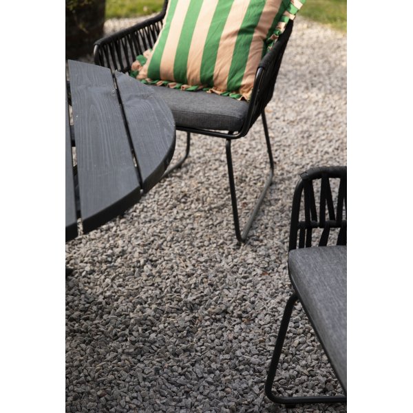 Outdoor-Stuhl mit Seil und grauen Kissen Outdoor-Stuhl mit Seil und grauen Kissen