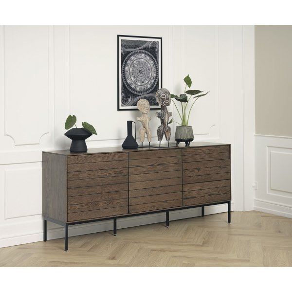 Inez Sideboard aus braun geölter Eiche - 180 cm breit Inez Sideboard aus braun geölter Eiche - 180 cm breit