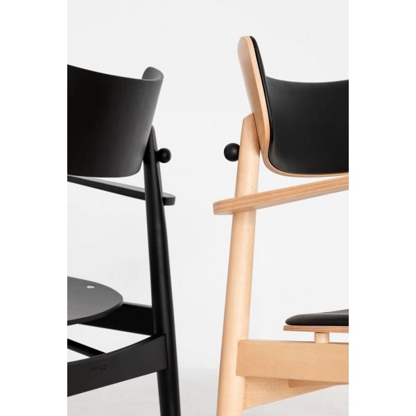 Nopp Gestellstuhl mit gepolsterter Sitzfläche - Optionale Farbe des Gestells und der Polsterung Nopp Gestellstuhl mit gepolsterter Sitzfläche - Optionale Farbe des Gestells und der Polsterung