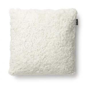 Lockiger Kissenbezug aus Schaffell in Weiß