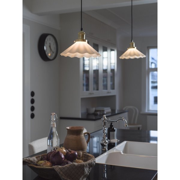 August Plissee-Fensterlampe - Opalglas/Messing - 25 cm August Plissee-Fensterlampe - Opalglas/Messing - 25 cm