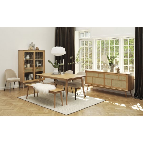 Yuma Vitrine aus gelter Eiche mit Rattan